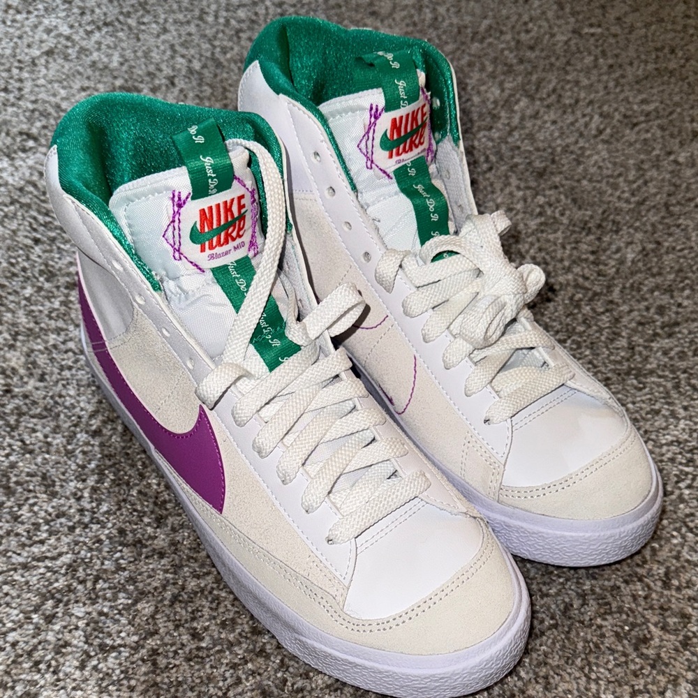 New
Kids 5.5 / woman’s 7
Nike Blazer Mid 77 SE Dance
White Fuchsia Dream (GS)